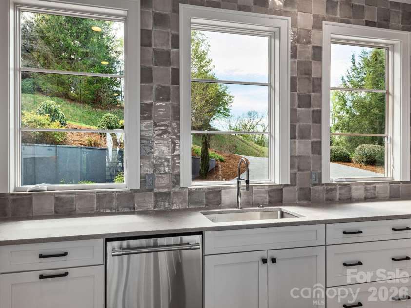 642 Altamont View, Asheville, NC 28804.  MLS# CAR4369480, YatesRealty ID 13500. 