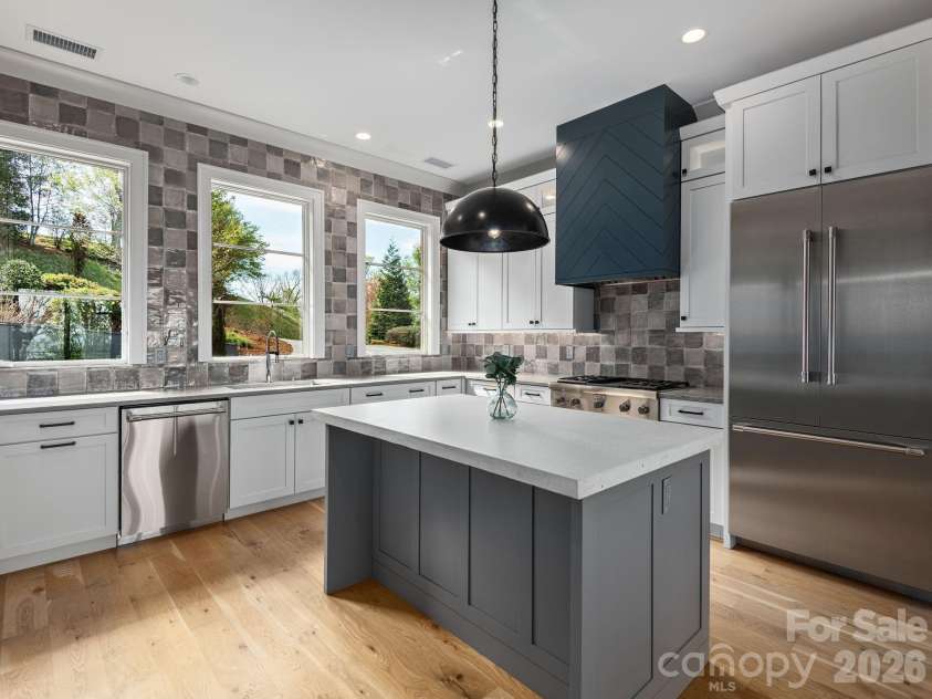 642 Altamont View, Asheville, NC 28804.  MLS# CAR4369480, YatesRealty ID 13500. 