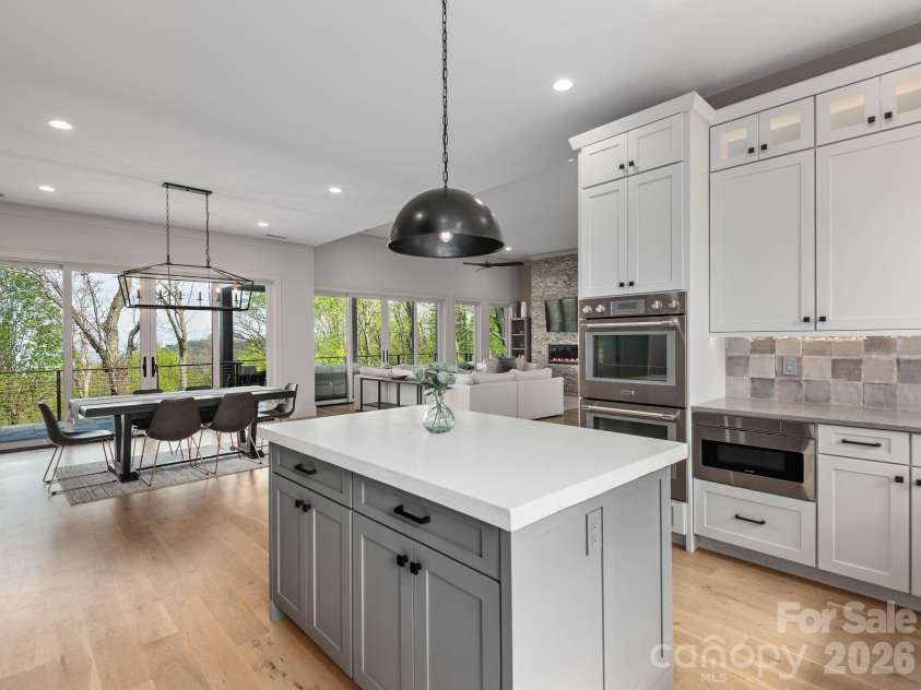 642 Altamont View, Asheville, NC 28804.  MLS# CAR4369480, YatesRealty ID 13500. 