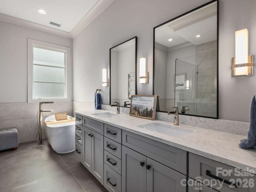 642 Altamont View, Asheville, NC 28804.  MLS# CAR4369480, YatesRealty ID 13500. 