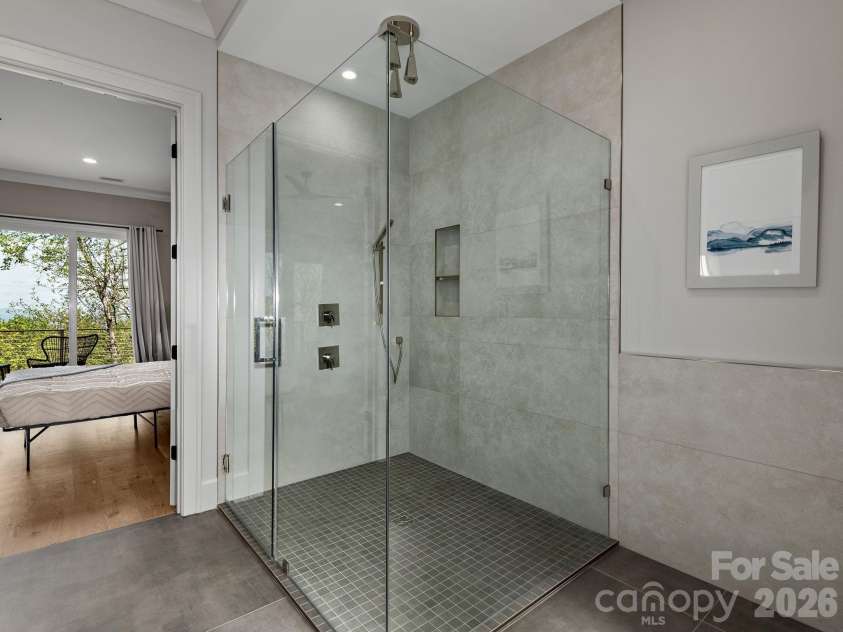 642 Altamont View, Asheville, NC 28804.  MLS# CAR4369480, YatesRealty ID 13500. 