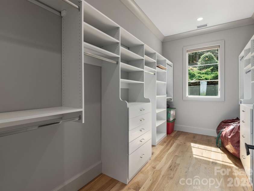 642 Altamont View, Asheville, NC 28804.  MLS# CAR4369480, YatesRealty ID 13500. 
