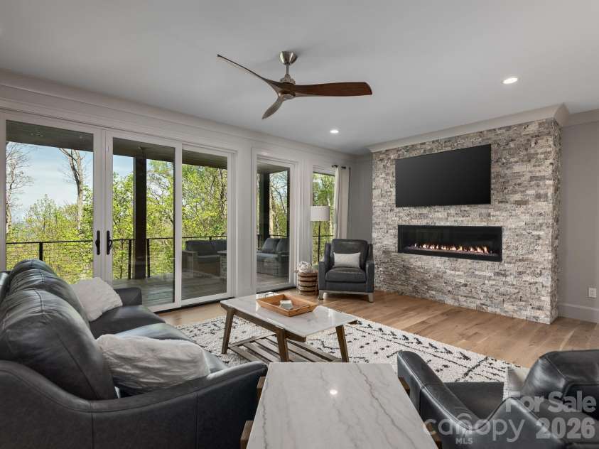642 Altamont View, Asheville, NC 28804.  MLS# CAR4369480, YatesRealty ID 13500. 
