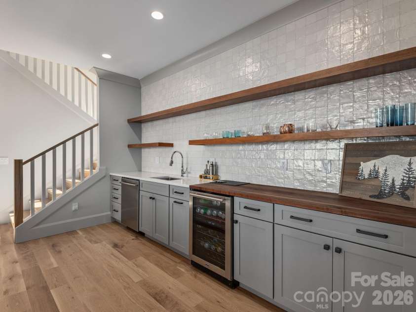 642 Altamont View, Asheville, NC 28804.  MLS# CAR4369480, YatesRealty ID 13500. 