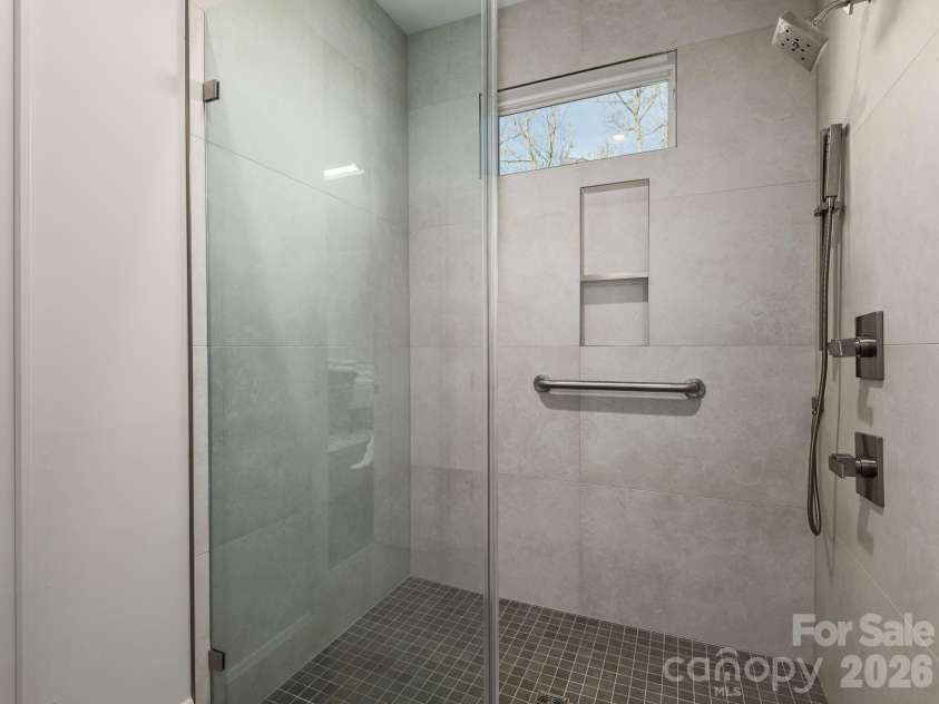 642 Altamont View, Asheville, NC 28804.  MLS# CAR4369480, YatesRealty ID 13500. 