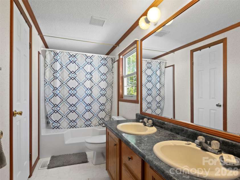 60 Dix Creek Chapel Road, Asheville, NC 28806.  MLS# CAR4369677, YatesRealty ID 13501. Primary Bath