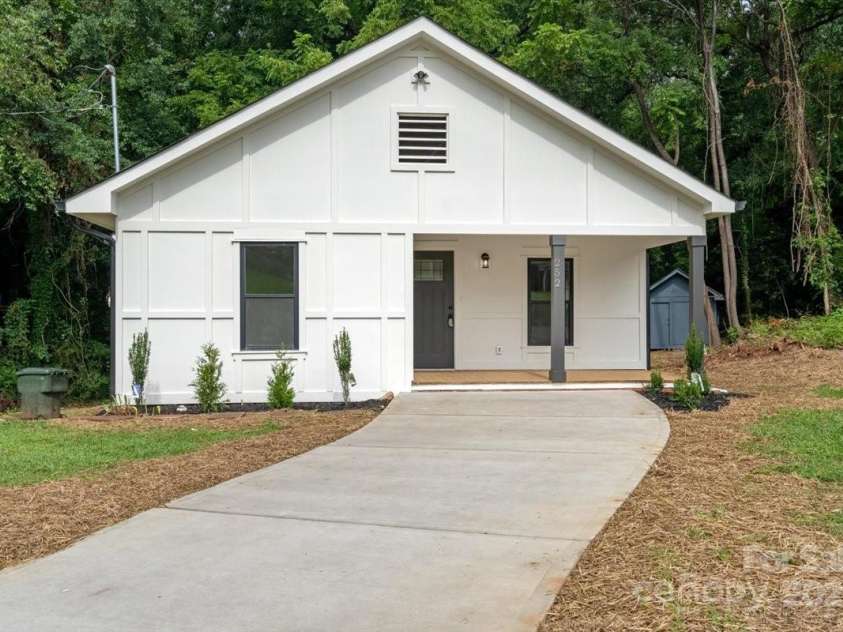 252 7th Street, Hickory, NC 28602.  MLS# CAR4290549, YatesRealty ID 13502. 
