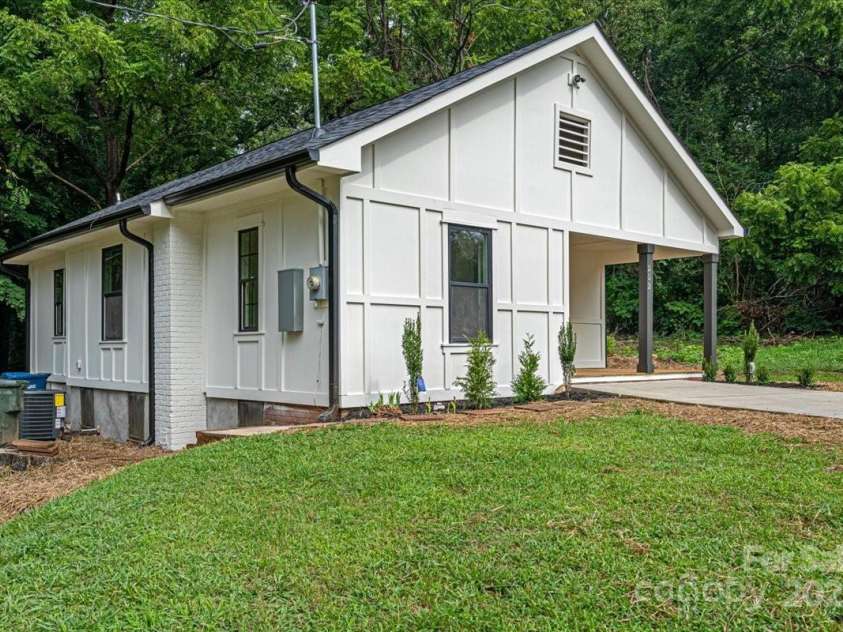 252 7th Street, Hickory, NC 28602.  MLS# CAR4290549, YatesRealty ID 13502. 