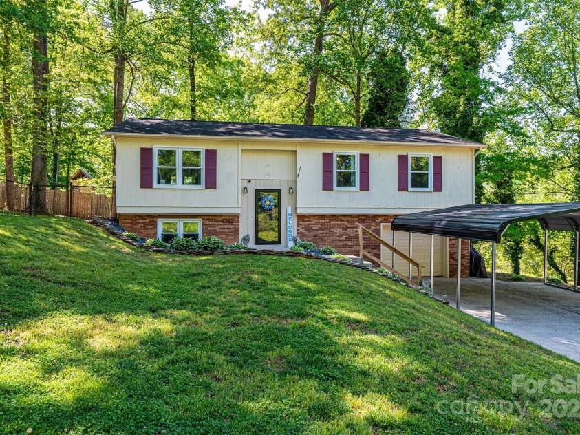 1018 Autumn Lane, Hickory, NC 28602.  MLS# CAR4252503, YatesRealty ID 13504. 