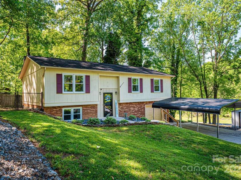 1018 Autumn Lane, Hickory, NC 28602.  MLS# CAR4252503, YatesRealty ID 13504. 