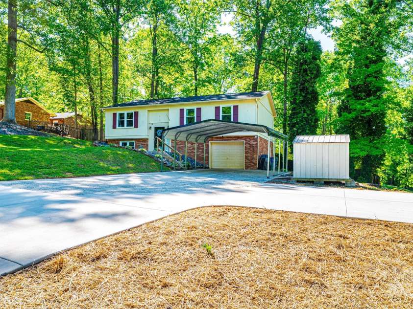 1018 Autumn Lane, Hickory, NC 28602.  MLS# CAR4252503, YatesRealty ID 13504. 