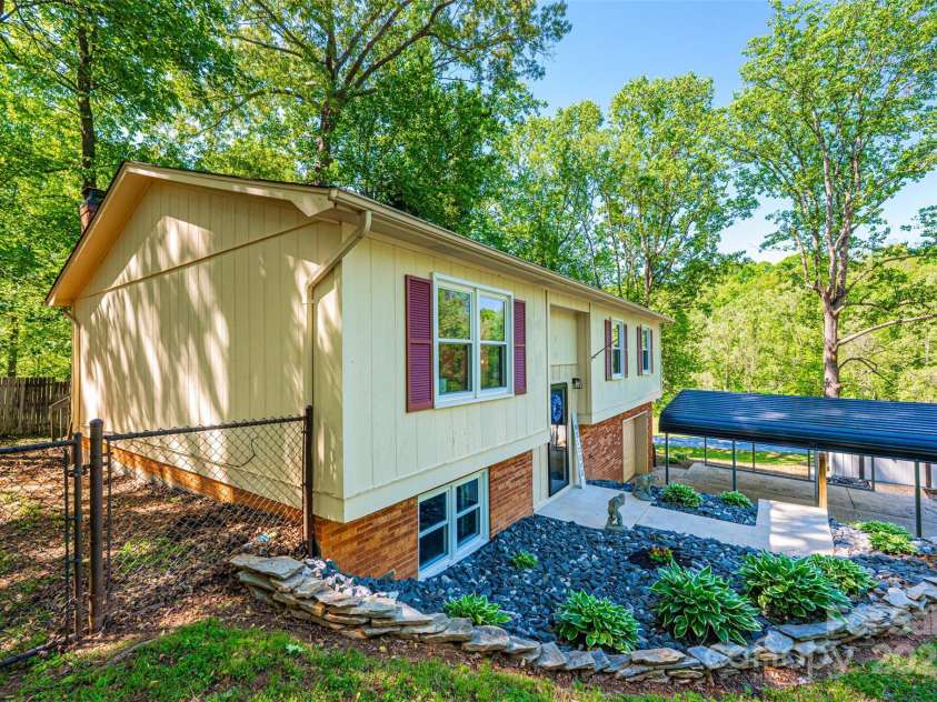 1018 Autumn Lane, Hickory, NC 28602.  MLS# CAR4252503, YatesRealty ID 13504. 