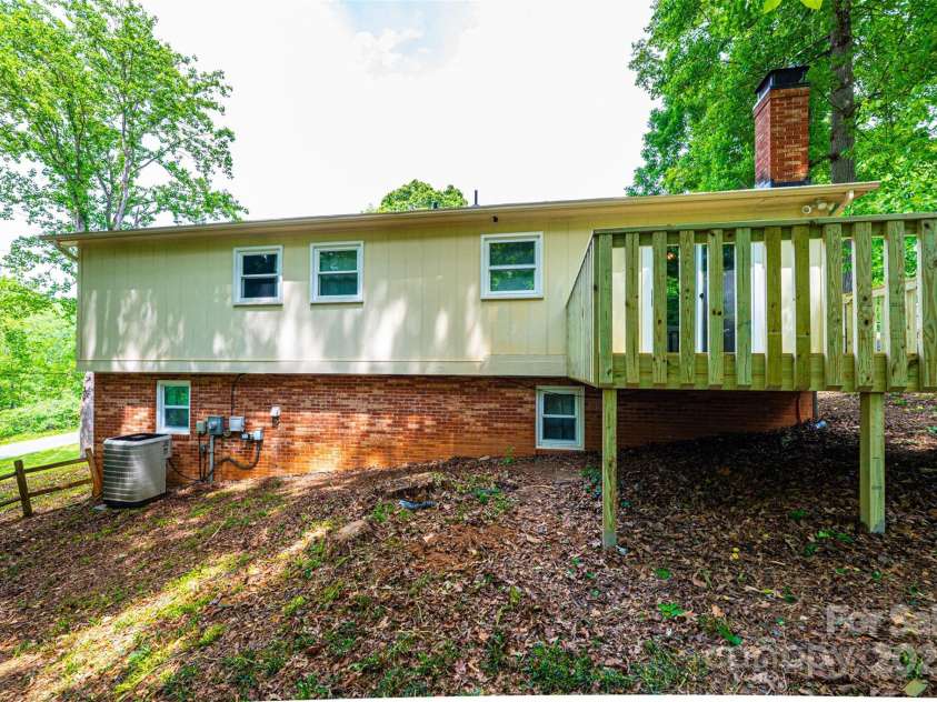 1018 Autumn Lane, Hickory, NC 28602.  MLS# CAR4252503, YatesRealty ID 13504. 