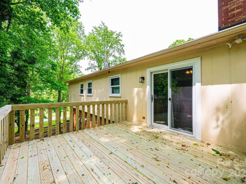 1018 Autumn Lane, Hickory, NC 28602.  MLS# CAR4252503, YatesRealty ID 13504. 