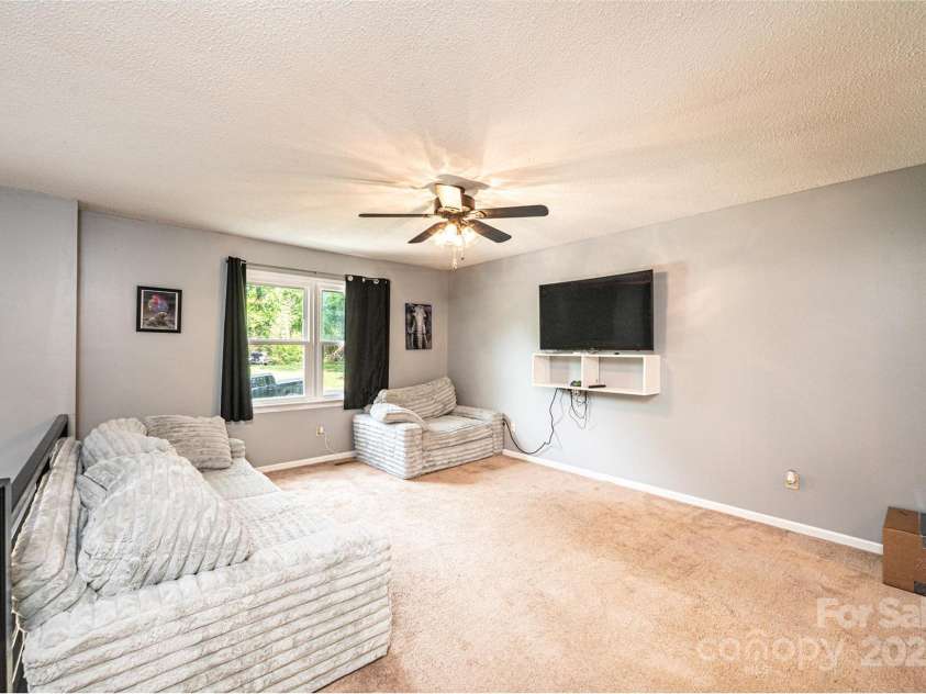 1018 Autumn Lane, Hickory, NC 28602.  MLS# CAR4252503, YatesRealty ID 13504. 