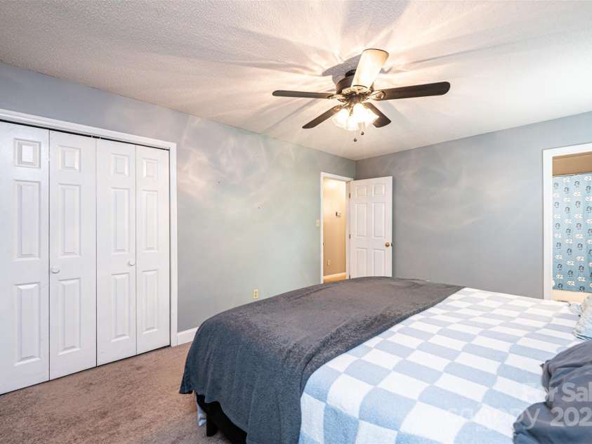 1018 Autumn Lane, Hickory, NC 28602.  MLS# CAR4252503, YatesRealty ID 13504. 