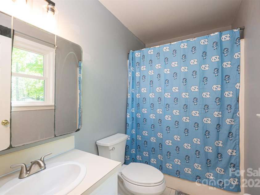 1018 Autumn Lane, Hickory, NC 28602.  MLS# CAR4252503, YatesRealty ID 13504. 