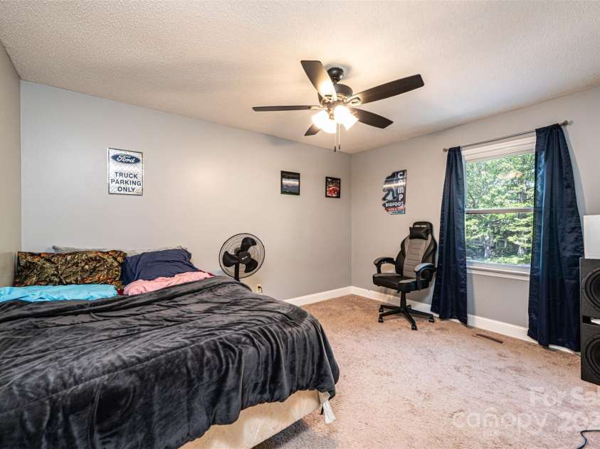 1018 Autumn Lane, Hickory, NC 28602.  MLS# CAR4252503, YatesRealty ID 13504. 