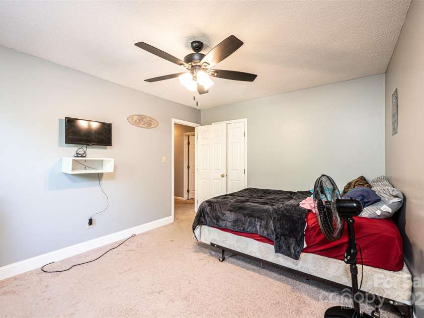 1018 Autumn Lane, Hickory, NC 28602.  MLS# CAR4252503, YatesRealty ID 13504. 