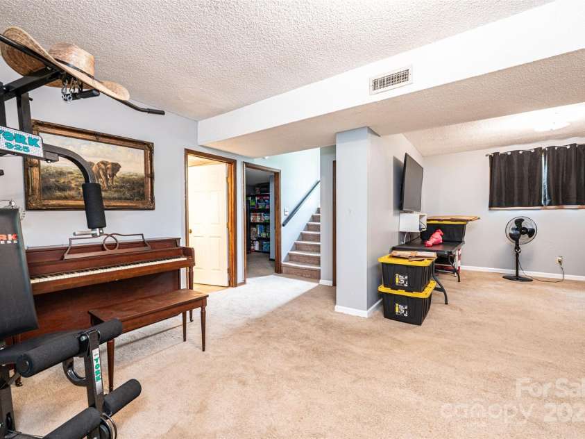 1018 Autumn Lane, Hickory, NC 28602.  MLS# CAR4252503, YatesRealty ID 13504. 