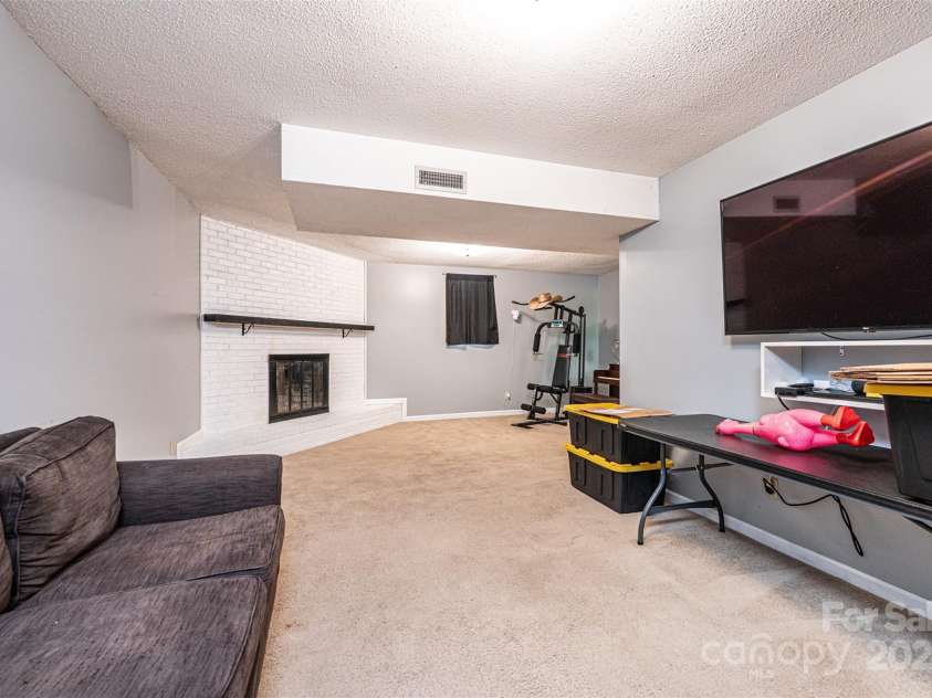 1018 Autumn Lane, Hickory, NC 28602.  MLS# CAR4252503, YatesRealty ID 13504. 