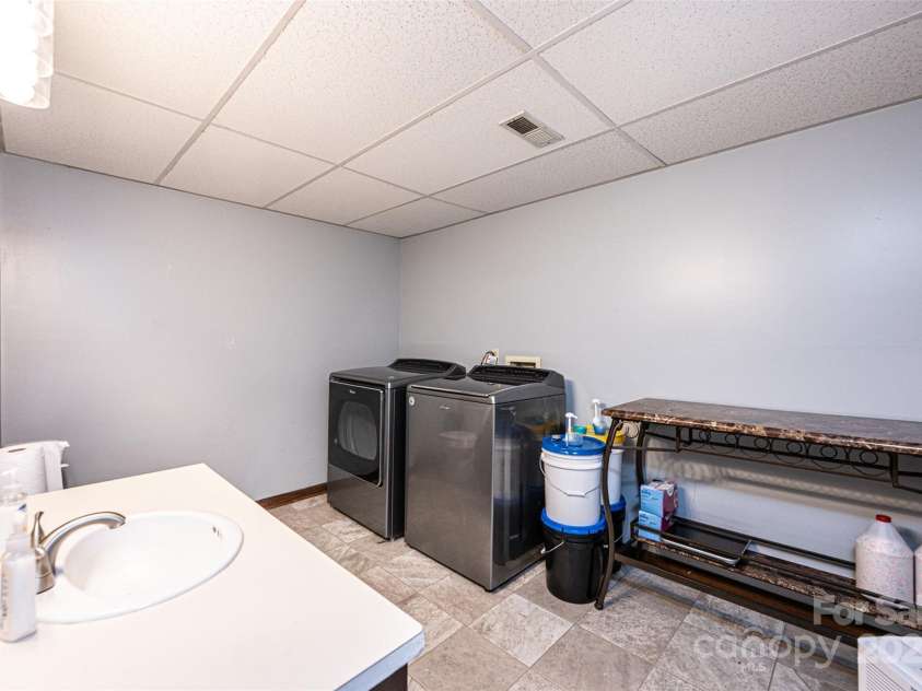 1018 Autumn Lane, Hickory, NC 28602.  MLS# CAR4252503, YatesRealty ID 13504. 