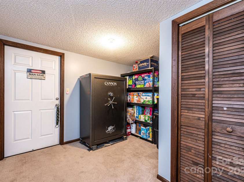 1018 Autumn Lane, Hickory, NC 28602.  MLS# CAR4252503, YatesRealty ID 13504. 