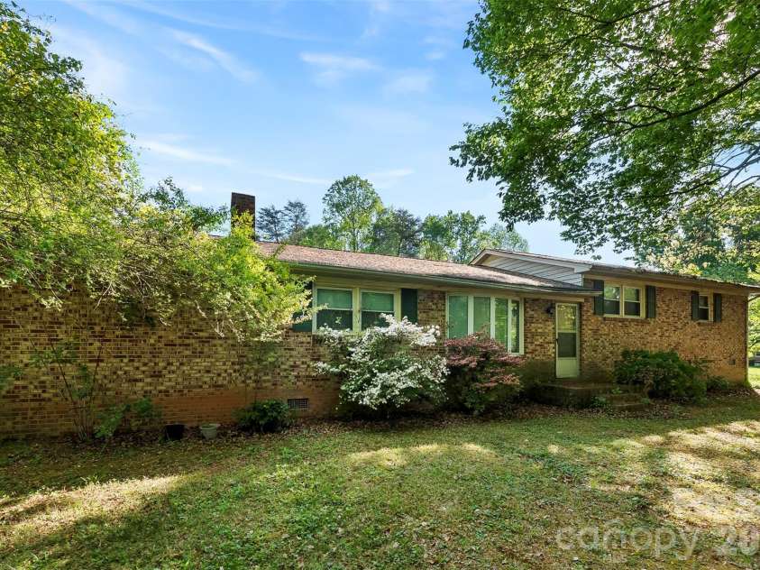 823 Carson Road, Gastonia, NC 28052.  MLS# CAR4371619, YatesRealty ID 13505. 