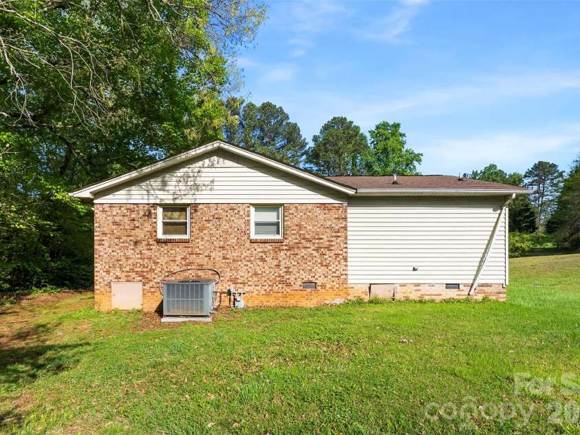 823 Carson Road, Gastonia, NC 28052.  MLS# CAR4371619, YatesRealty ID 13505. 