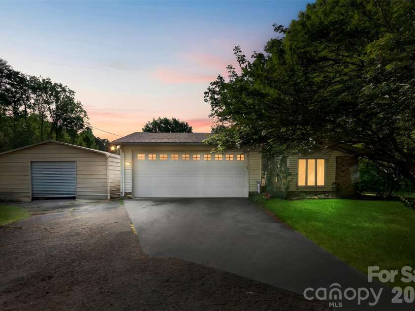 823 Carson Road, Gastonia, NC 28052.  MLS# CAR4371619, YatesRealty ID 13505. 