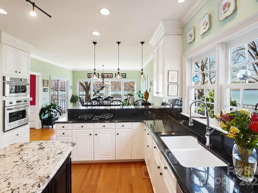 6403 Amos Smith Road, Charlotte, NC 28214.  MLS# CAR4233233, YatesRealty ID 13507. A spacious center island, breakfast bar, & 2 pantries provide ample space for culinary creations, all while enjoying the captivating lake views