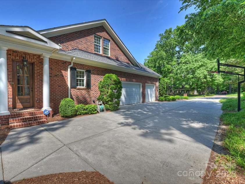 2129 Halford Place, Charlotte, NC 28211.  MLS# CAR4254721, YatesRealty ID 13509. 3 Car Garage
