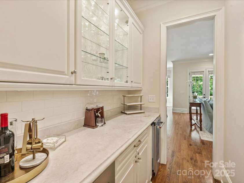 2129 Halford Place, Charlotte, NC 28211.  MLS# CAR4254721, YatesRealty ID 13509. Butler's Pantry