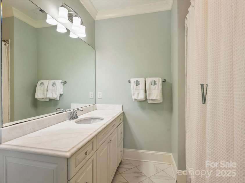 2129 Halford Place, Charlotte, NC 28211.  MLS# CAR4254721, YatesRealty ID 13509. Full Bath