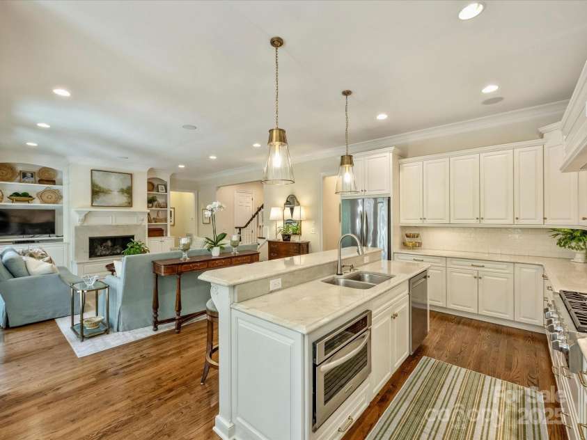 2129 Halford Place, Charlotte, NC 28211.  MLS# CAR4254721, YatesRealty ID 13509. Kitchen
