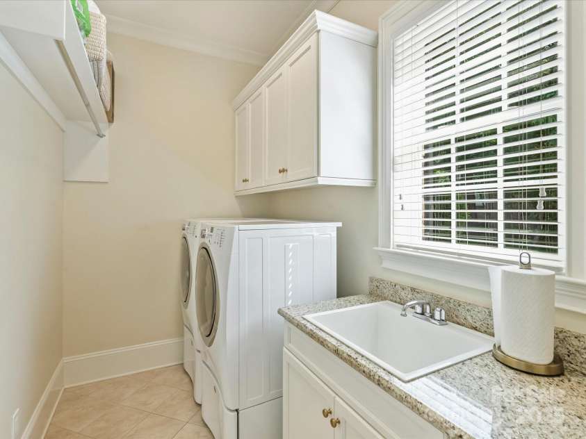 2129 Halford Place, Charlotte, NC 28211.  MLS# CAR4254721, YatesRealty ID 13509. Laundry Room