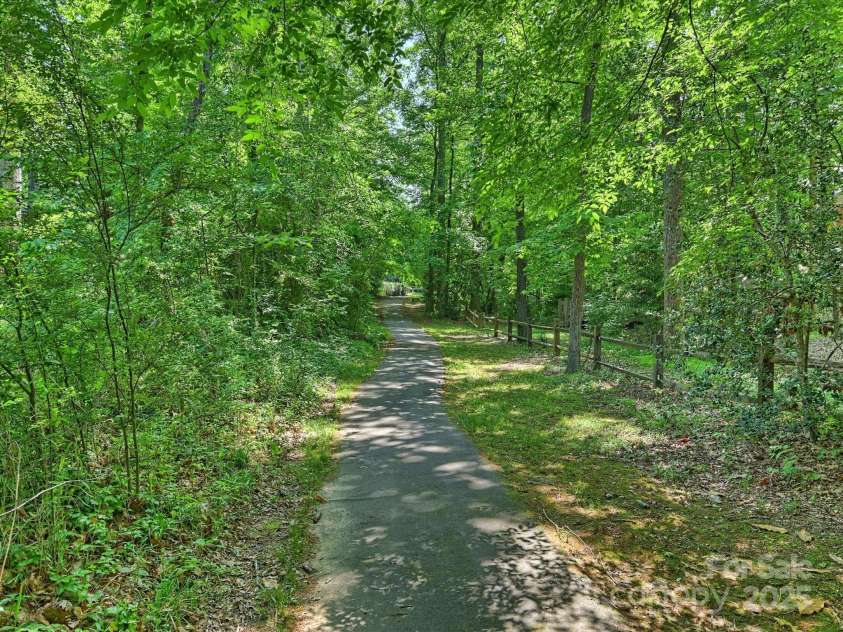 2129 Halford Place, Charlotte, NC 28211.  MLS# CAR4254721, YatesRealty ID 13509. Neighborhood Trails