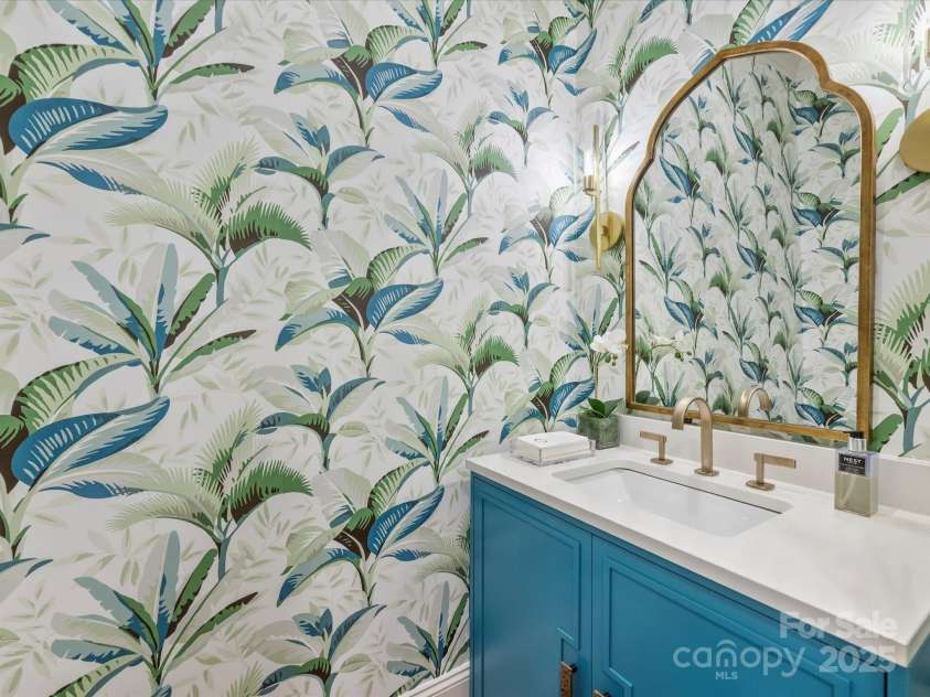 2129 Halford Place, Charlotte, NC 28211.  MLS# CAR4254721, YatesRealty ID 13509. Powder Room