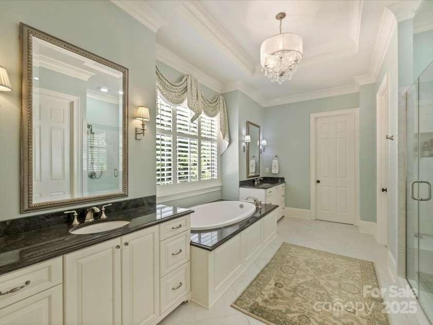 2129 Halford Place, Charlotte, NC 28211.  MLS# CAR4254721, YatesRealty ID 13509. Primary Bathroom