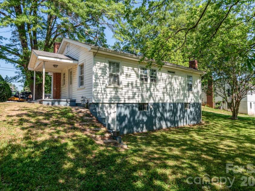 109 Hillcrest Drive, Bessemer City, NC 28016.  MLS# CAR4371879, YatesRealty ID 13513. 