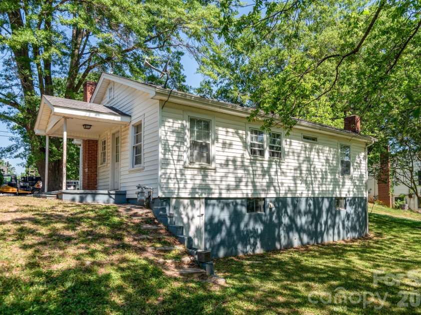 109 Hillcrest Drive, Bessemer City, NC 28016.  MLS# CAR4371879, YatesRealty ID 13513. 