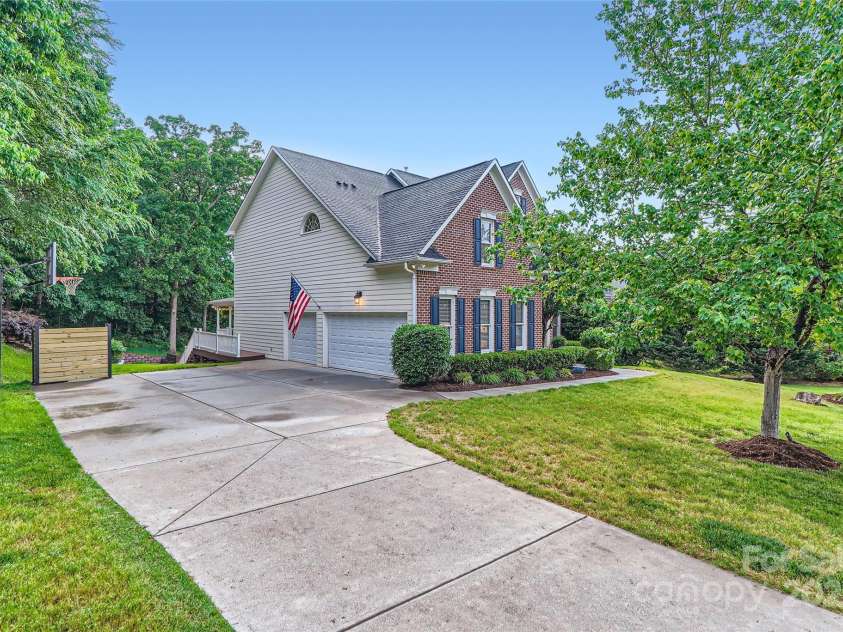 2215 Maycroft Drive, Charlotte, NC 28262.  MLS# CAR4254921, YatesRealty ID 13516. 