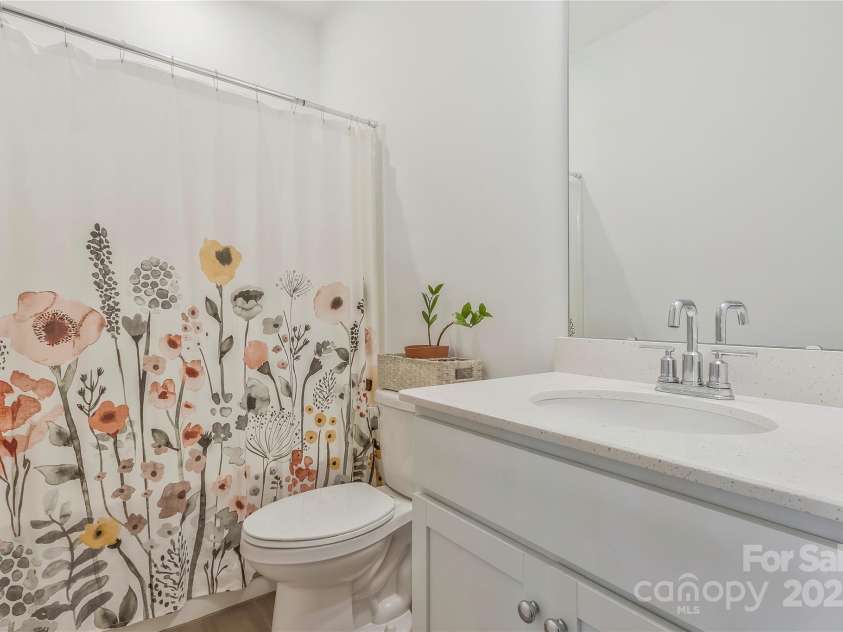 14224 Canemeadow Drive, Charlotte, NC 28278.  MLS# CAR4246314, YatesRealty ID 13517. Full bath on the main level with linen closet.