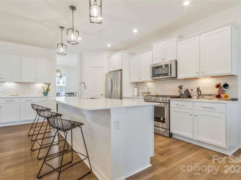 14224 Canemeadow Drive, Charlotte, NC 28278.  MLS# CAR4246314, YatesRealty ID 13517. Look how beautiful this kitchen is, especially with all the natural lightening coming in.