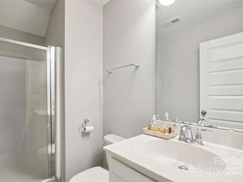 15402 Country Lake Drive, Pineville, NC 28134.  MLS# CAR4242493, YatesRealty ID 13518. 3rd floor bath