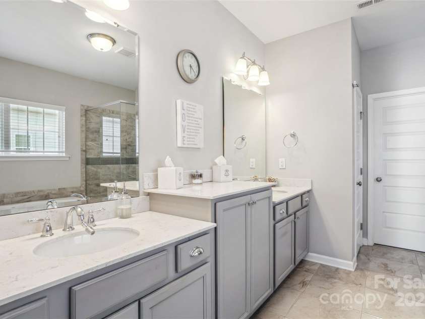 15402 Country Lake Drive, Pineville, NC 28134.  MLS# CAR4242493, YatesRealty ID 13518. Primary bath