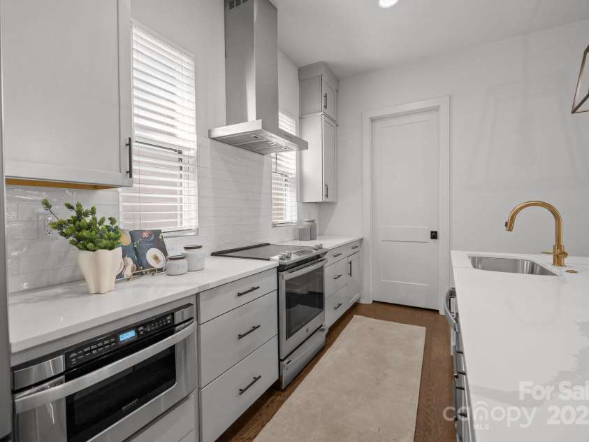 4019 Plaza Row Court, Charlotte, NC 28205.  MLS# CAR4247536, YatesRealty ID 13519. 
