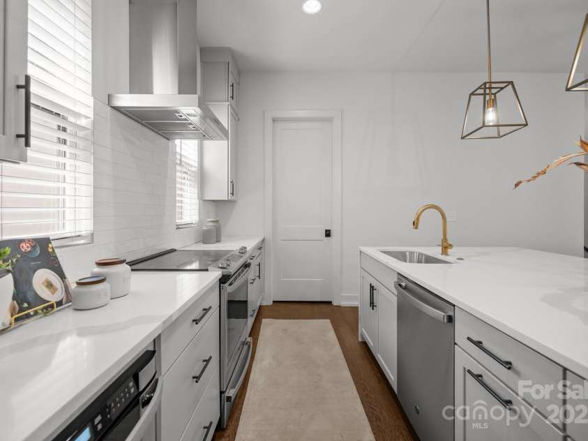 4019 Plaza Row Court, Charlotte, NC 28205.  MLS# CAR4247536, YatesRealty ID 13519. 