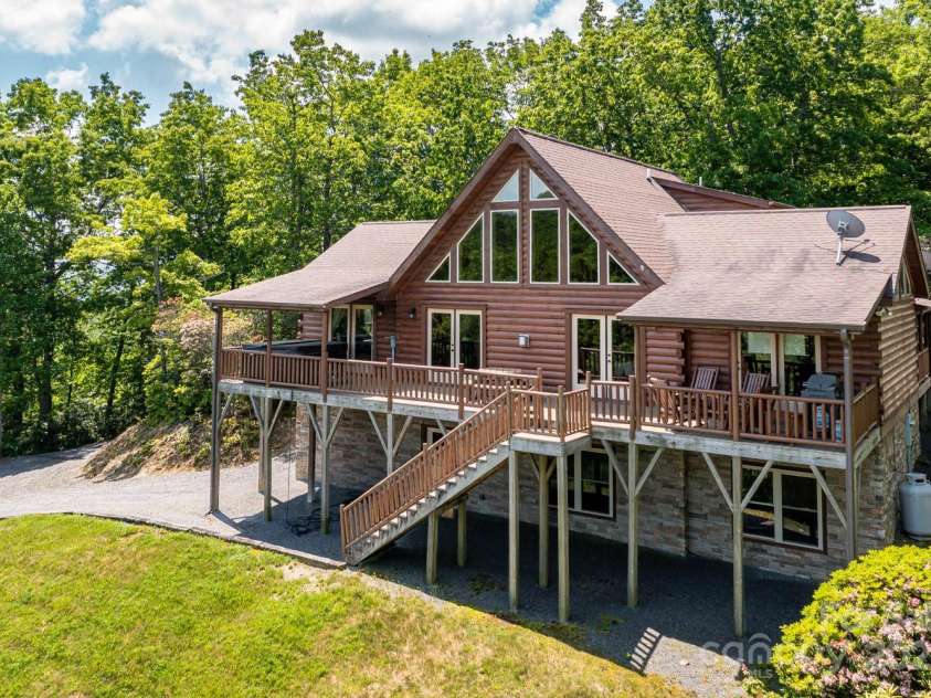26 Upper Ridge Road, Black Mountain, NC 28711.  MLS# CAR4274378, YatesRealty ID 1352. 24 Upper Ridge Trail