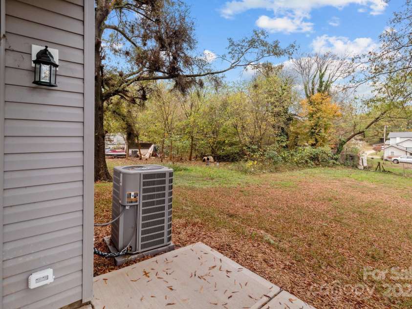 310 New Bern Avenue, Statesville, NC 28677.  MLS# CAR4120279, YatesRealty ID 1352. 